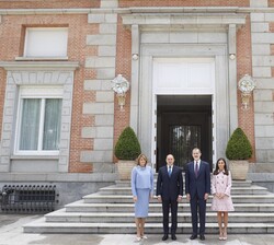 Sus Majestades los Reyes junto al al presidente de la República de Bulgaria, Rumen Radev, y la primera dama, Desislava Radeva